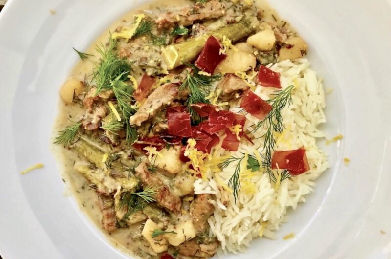 Cielęcina krojona w kostkę i smażona z boczkiem, a następnie duszona z ziemniakami i szparagami w sosie z musztardą.