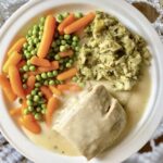 Cielęcina najpierw gotowana w przyprawach, a następnie krojona w plastry i podana w sosie chrzanowym.