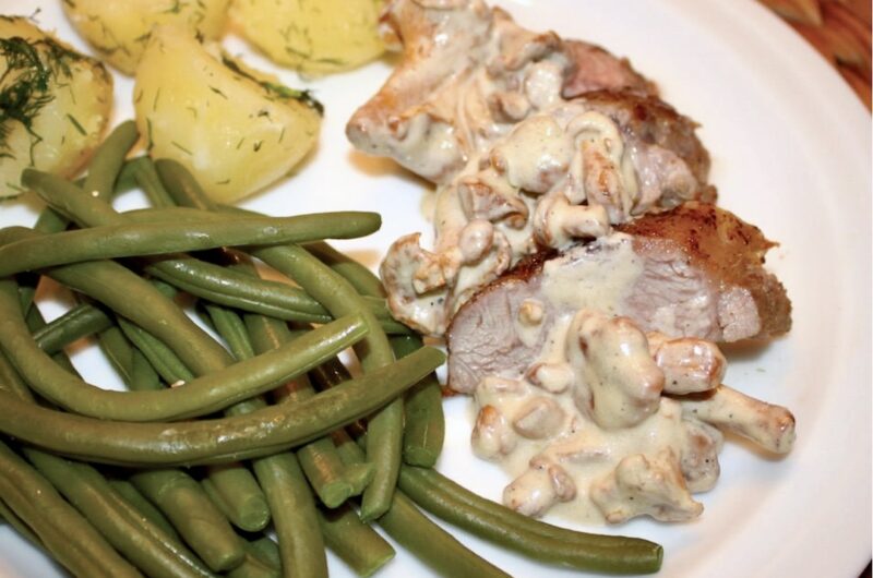 Marynowany w rozmarynie comber jagnięcy pieczony i podany w sosie kurkowym z dodatkiem śmietany.