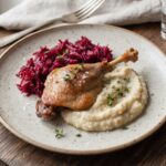 Confit z kaczki to smażone bardzo powoli w głębokim tłuszczu kacze nogi, następnie w tymże smalcu przechowywane po wystudzeniu.