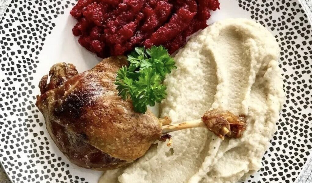 Confit z kaczki to smażone bardzo powoli w głębokim tłuszczu kacze nogi, następnie w tymże smalcu przechowywane po wystudzeniu.