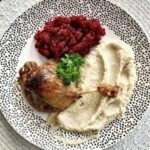 Confit z kaczki to smażone bardzo powoli w głębokim tłuszczu kacze nogi, następnie w tymże smalcu przechowywane po wystudzeniu.