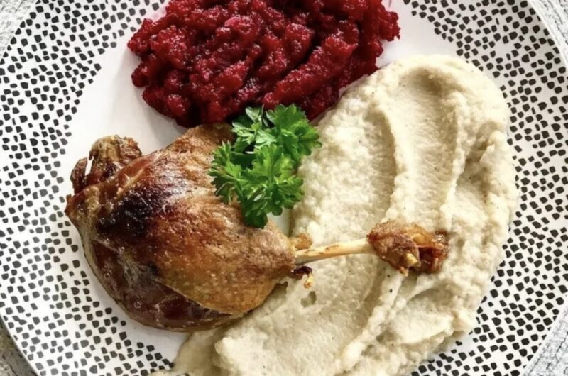 Confit z kaczki to smażone bardzo powoli w głębokim tłuszczu kacze nogi, następnie w tymże smalcu przechowywane po wystudzeniu.