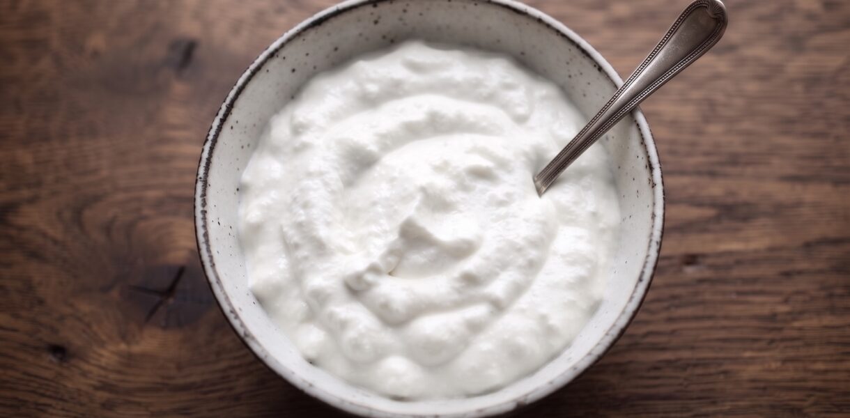 Creme fraiche to śmietana o bardzo wysokiej zawartości tłuszczu (około 35 %), którą przygotujesz z połączenia maślanki i słodkiej śmietanki.