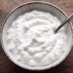 Creme fraiche to śmietana o bardzo wysokiej zawartości tłuszczu (około 35 %), którą przygotujesz z połączenia maślanki i słodkiej śmietanki.