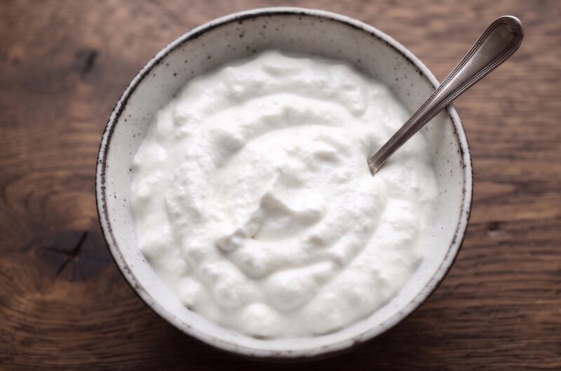 Creme fraiche to śmietana o bardzo wysokiej zawartości tłuszczu (około 35 %), którą przygotujesz z połączenia maślanki i słodkiej śmietanki.