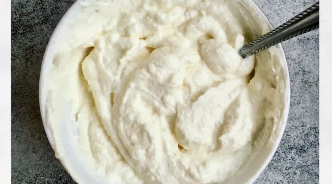 Creme fraiche to śmietana o bardzo wysokiej zawartości tłuszczu (około 35 %), którą przygotujesz z połączenia maślanki i słodkiej śmietanki.