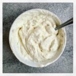 Creme fraiche to śmietana o bardzo wysokiej zawartości tłuszczu (około 35 %), którą przygotujesz z połączenia maślanki i słodkiej śmietanki.