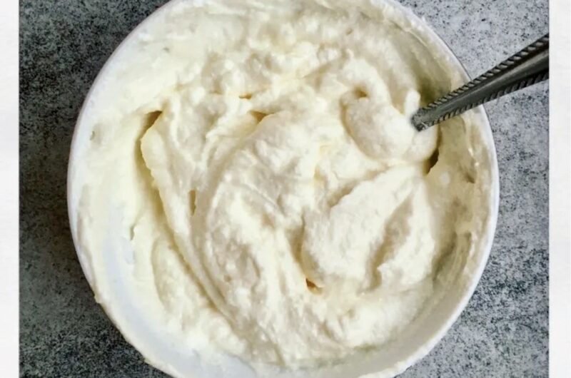 Creme fraiche to śmietana o bardzo wysokiej zawartości tłuszczu (około 35 %), którą przygotujesz z połączenia maślanki i słodkiej śmietanki.