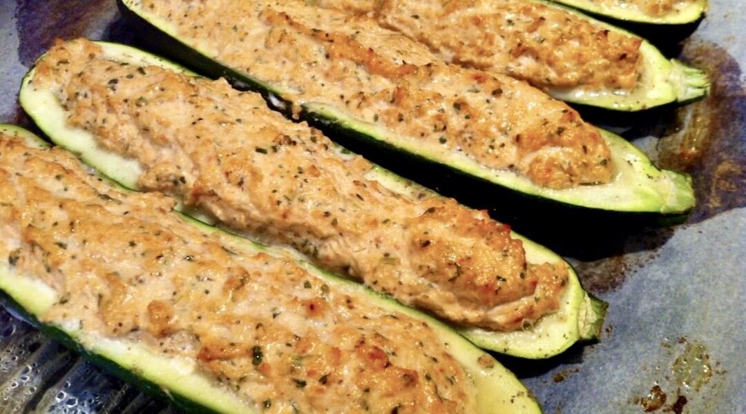 Cukinia wydrążona i faszerowana mielonym mięsem z udek kurczaka, serem feta i pomidorami, a następnie pieczona.