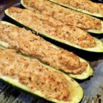 Cukinia wydrążona i faszerowana mielonym mięsem z udek kurczaka, serem feta i pomidorami, a następnie pieczona.