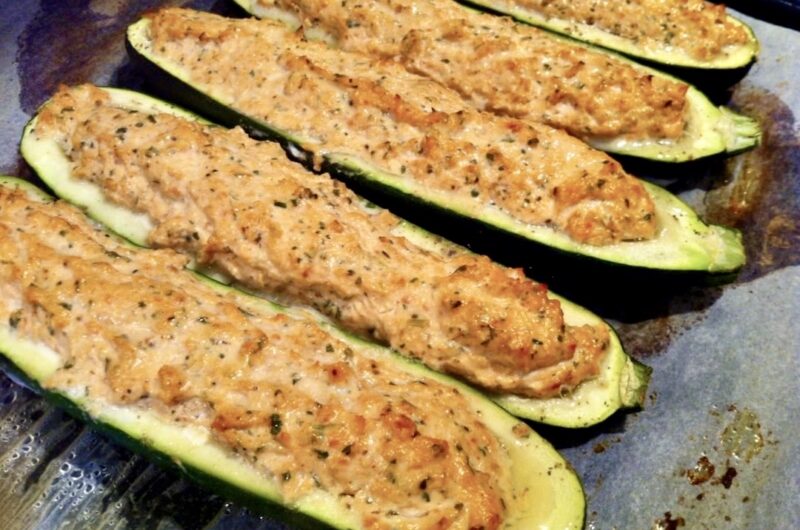 Cukinia wydrążona i faszerowana mielonym mięsem z udek kurczaka, serem feta i pomidorami, a następnie pieczona.