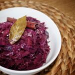 Czerwona kapusta duszona po niemiecku z wyraźnym słodkim akcentem oraz posmakiem jałowca i cynamonu.