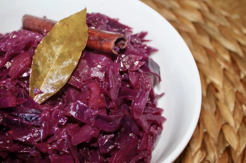 Czerwona kapusta duszona po niemiecku z wyraźnym słodkim akcentem oraz posmakiem jałowca i cynamonu.