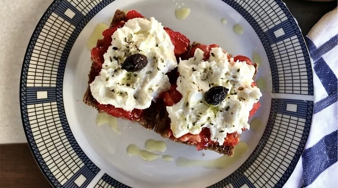 dakos przekąska z Krety składająca się z sucharka, startych pomidorów i sera mizithra