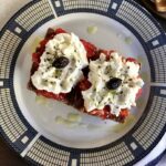 dakos przekąska z Krety składająca się z sucharka, startych pomidorów i sera mizithra