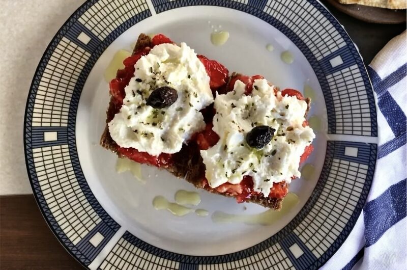 dakos przekąska z Krety składająca się z sucharka, startych pomidorów i sera mizithra