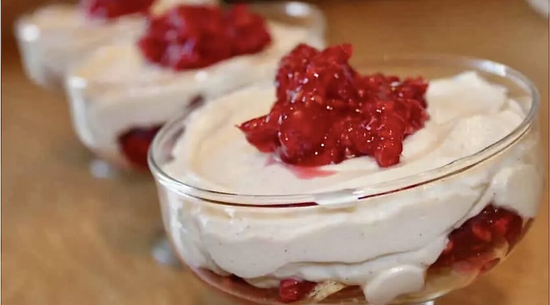 Deser malinowy przygotowany został z kremu przyrządzonego na bazie serka mascarpone, śmietanki i wanilii. Deser podajemy na kruchych ciasteczkach w pucharkach okraszony świeżymi malinami.