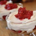 Deser malinowy przygotowany został z kremu przyrządzonego na bazie serka mascarpone, śmietanki i wanilii. Deser podajemy na kruchych ciasteczkach w pucharkach okraszony świeżymi malinami.