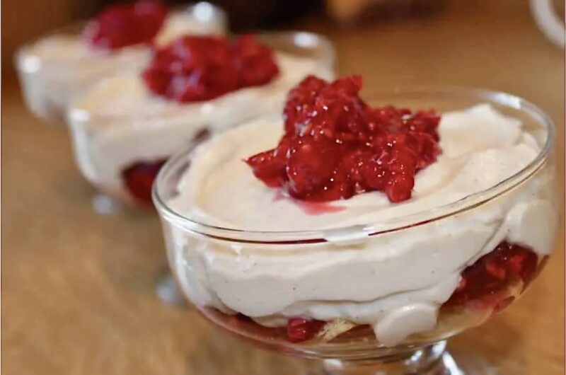 Deser malinowy przygotowany został z kremu przyrządzonego na bazie serka mascarpone, śmietanki i wanilii. Deser podajemy na kruchych ciasteczkach w pucharkach okraszony świeżymi malinami.