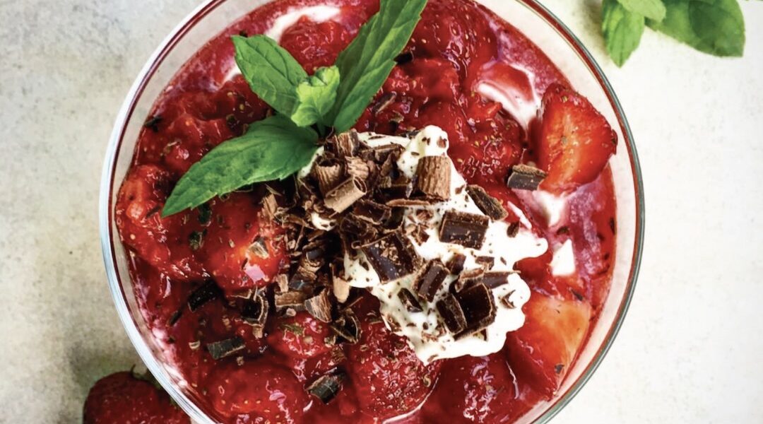 Deser owocowy przygotowany z musem bananowym z dodatkiem chili wzbogacony dojrzałymi krojonymi truskawkami i śmietaną waniliową.