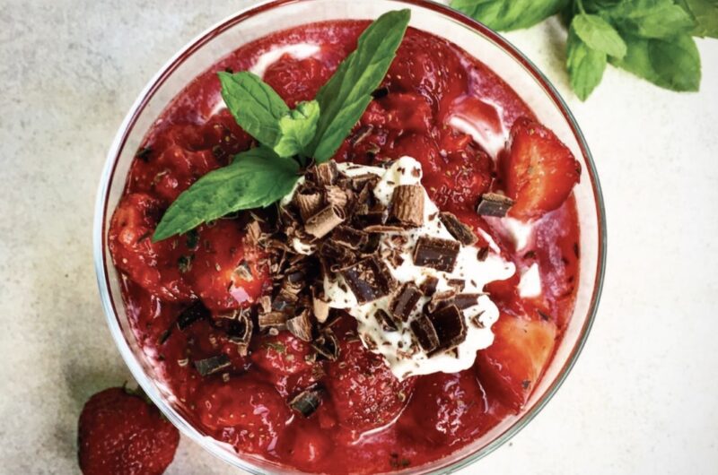 Deser owocowy przygotowany z musem bananowym z dodatkiem chili wzbogacony dojrzałymi krojonymi truskawkami i śmietaną waniliową.