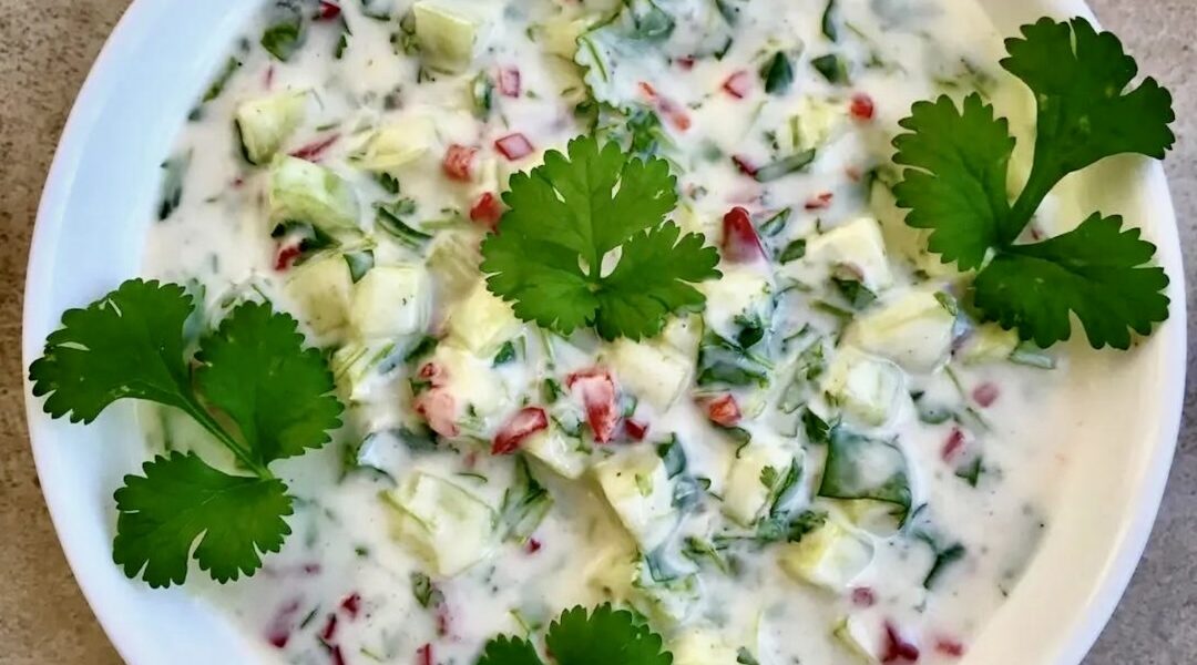 Dip jogurtowy na bazie gęstego jogurtu greckiego z dodatkiem świeżego ogórka i ostrej papryczki wzbogacony świeżą kolendrą i sokiem z cytryny.