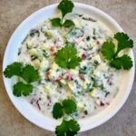 Dip jogurtowy na bazie gęstego jogurtu greckiego z dodatkiem świeżego ogórka i ostrej papryczki wzbogacony świeżą kolendrą i sokiem z cytryny.