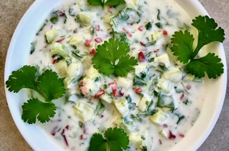 Dip jogurtowy na bazie gęstego jogurtu greckiego z dodatkiem świeżego ogórka i ostrej papryczki wzbogacony świeżą kolendrą i sokiem z cytryny.