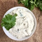 Dip jogurtowy na bazie gęstego jogurtu greckiego przygotowany z pastą sezamową tahiną dodatkowo przyprawiony kolendrą, kminem, czosnkiem i sokiem z limonki.