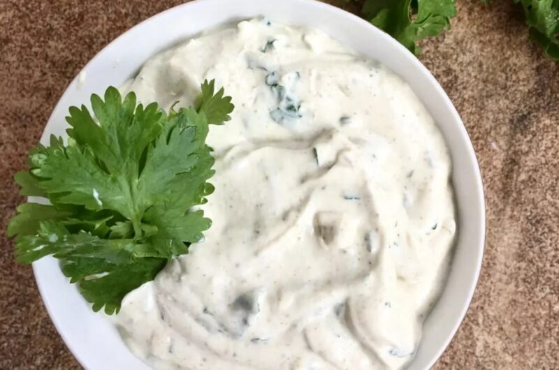 Dip jogurtowy na bazie gęstego jogurtu greckiego przygotowany z pastą sezamową tahiną dodatkowo przyprawiony kolendrą, kminem, czosnkiem i sokiem z limonki.