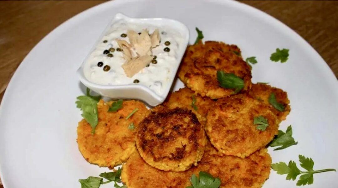 Dip jogurtowy przygotowany na bazie gęstego jogurtu greckiego z tuńczykiem tuńczyka w oliwie z dodatkiem odrobiny majonezu oraz marynowanego zielonego pieprzu.