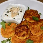 Dip jogurtowy przygotowany na bazie gęstego jogurtu greckiego z tuńczykiem tuńczyka w oliwie z dodatkiem odrobiny majonezu oraz marynowanego zielonego pieprzu.