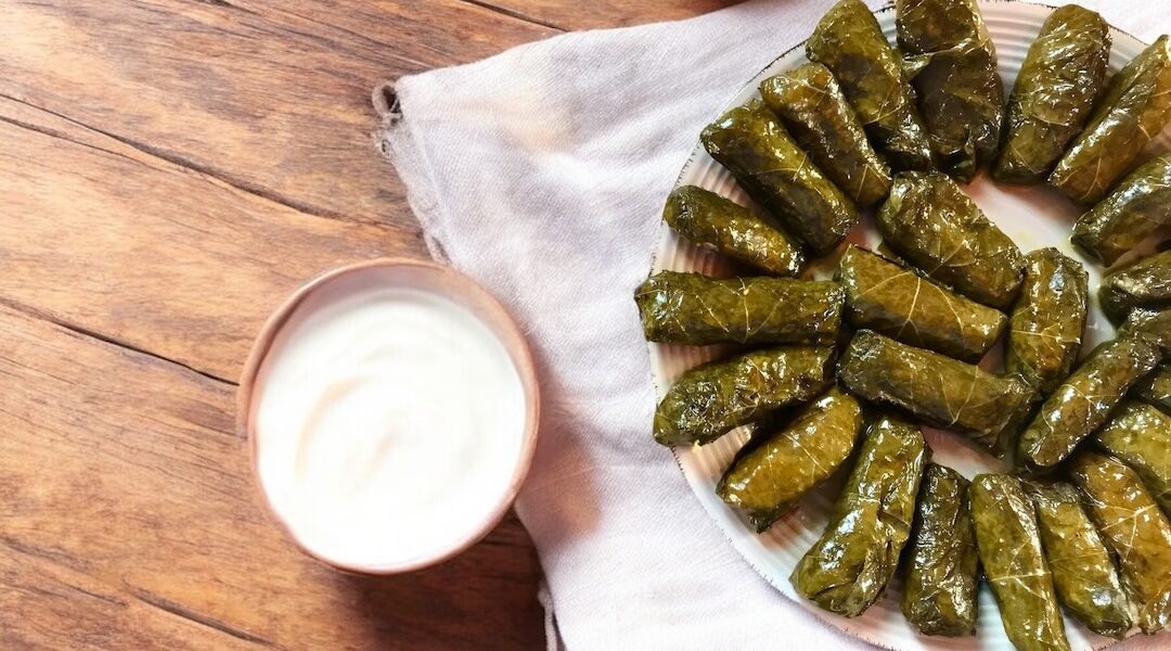 Dolmades przyrządza się z liści winogron nadziewanych ryżem wzbogaconym mnóstwem świeżych ziół. Tak przygotowane greckie gołąbki gotowane są w wodzie z oliwą i sokiem z cytryny.