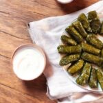 Dolmades przyrządza się z liści winogron nadziewanych ryżem wzbogaconym mnóstwem świeżych ziół. Tak przygotowane greckie gołąbki gotowane są w wodzie z oliwą i sokiem z cytryny.