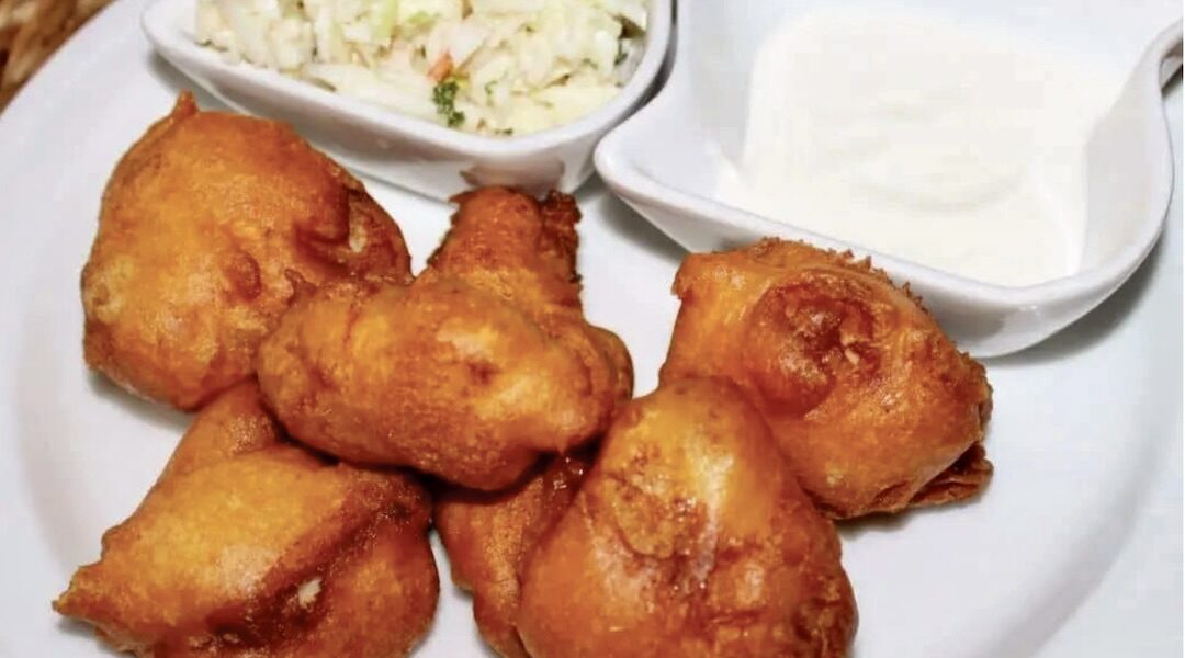 Dorsz w kawałkach panierowany w cieście piwnym smażony krótko w głębokim tłuszczu.