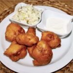 Dorsz w kawałkach panierowany w cieście piwnym smażony krótko w głębokim tłuszczu.