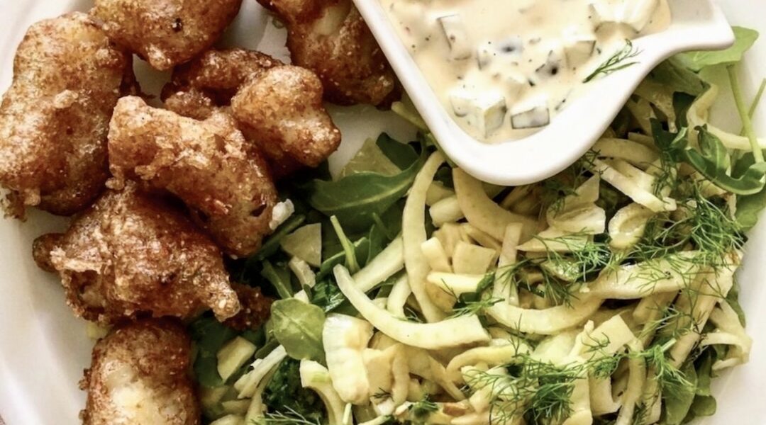 Krojony dorsz panierowany w cieście z dodatkiem mąki żytniej, a następnie smażony krótko w głębokim tłuszczu.