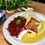 Dorsz krótko smażony, a następnie podany w aromatycznym sosie z dodatkiem kminu, kurkumy i przyprawy curry.