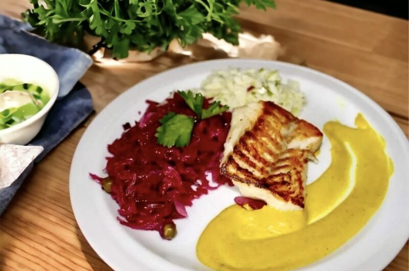 Dorsz krótko smażony, a następnie podany w aromatycznym sosie z dodatkiem kminu, kurkumy i przyprawy curry.