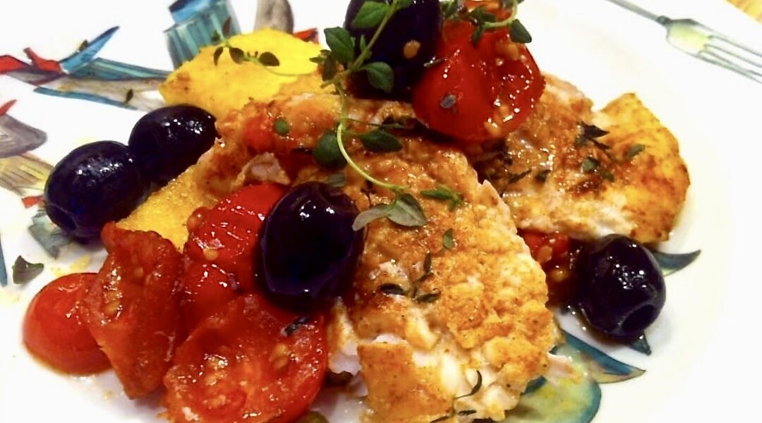 Dorsz zapiekany z warzywami czyli z pomidorkami, kaparami i oliwkami wzbogacony aromatem świeżego tymianku.