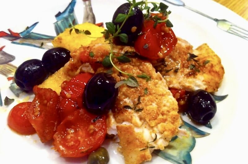 Dorsz zapiekany z warzywami czyli z pomidorkami, kaparami i oliwkami wzbogacony aromatem świeżego tymianku.