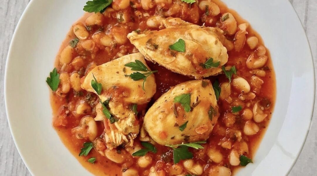 Kurze udka najpierw krótko smażone z cebulą i selerem naciowym, a następnie duszone razem z fasolką w pomidorach.