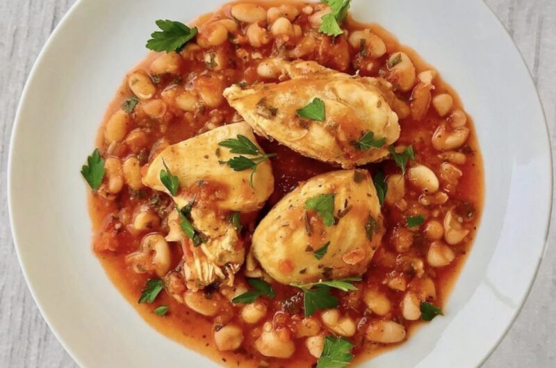 Kurze udka najpierw krótko smażone z cebulą i selerem naciowym, a następnie duszone razem z fasolką w pomidorach.