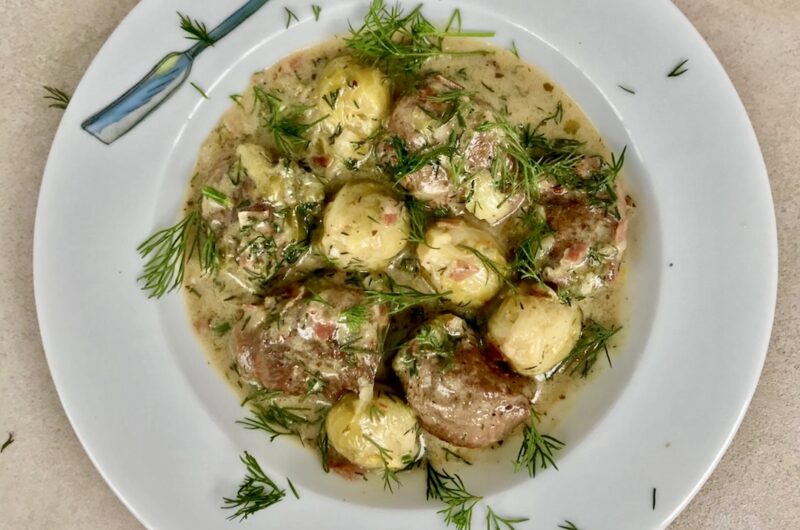 Duszony indyk z brukselką, cebulą i boczkiem wędzonym doprawiony na koniec kwaśną śmietaną.