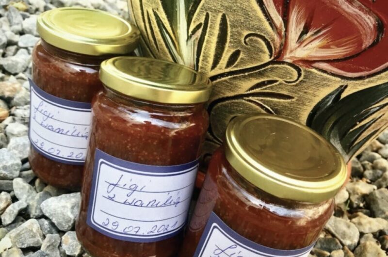 Dżem figowy przyrządzony z dojrzałych fig duszonych wolno z cukrem oraz pomarańczami i laską cynamonu dla podkręcenia smaku.