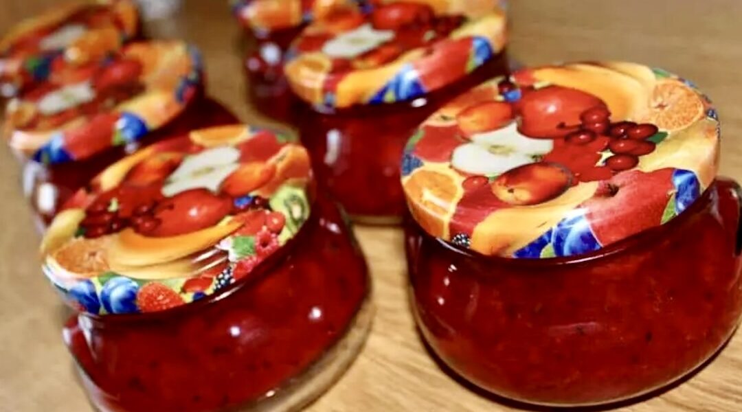 Domowy dżem truskawkowy przyrządzony z dojrzałych polskich truskawek gotowanych razem kwaskowym owocem kiwi, z cukrem żelującym oraz odrobiną świeżej mięty.