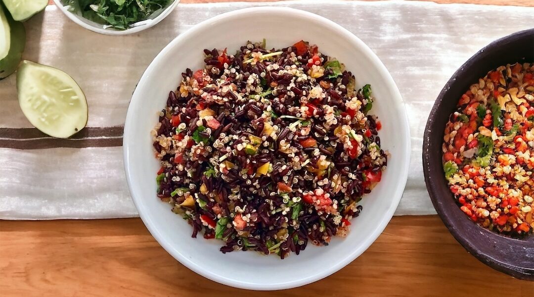 Dziki ryż połączony z komosą ryżową oraz zmiksowanymi warzywami i świeżymi ziołami.