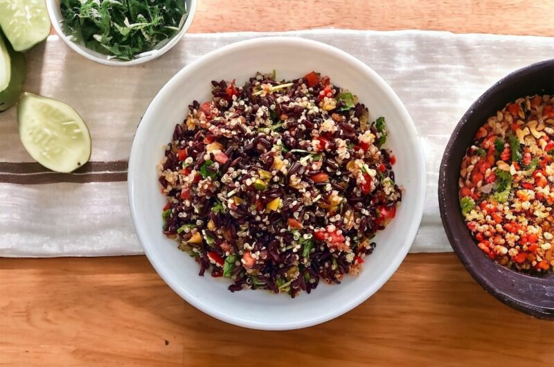 Dziki ryż połączony z komosą ryżową oraz zmiksowanymi warzywami i świeżymi ziołami.