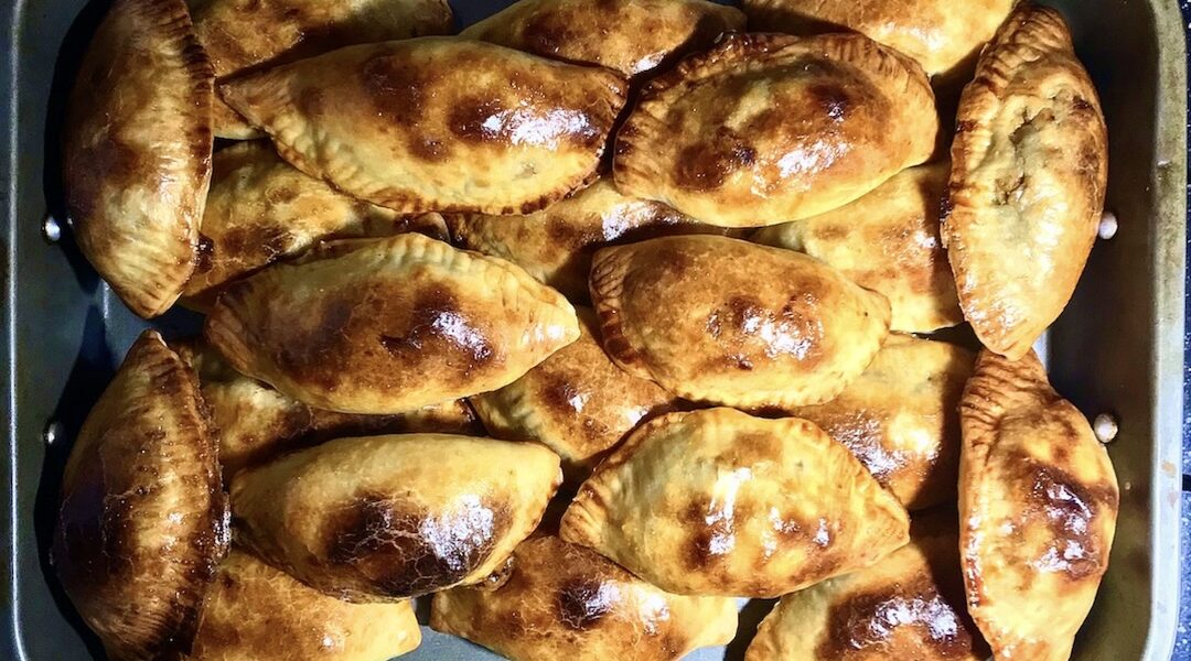 Empanadas to pieczone pierogi przyrządzane z mąki pszennej z dodatkiem mleka i oleju z farszem pieczarkowym z dodatkiem gotowanych jajek.